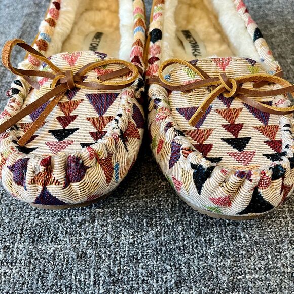 Minnetonka Cream Kaleidoscope Lodge Trapper Womens 7 Faux Fur Lined Moccasins - Picture 10 of 10